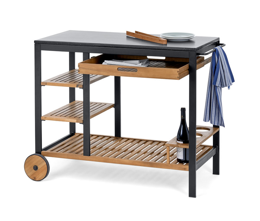 Chariot pour barbecue « Elin » avec tiroir, surface de travail en béton, étagères en bois, roulettes et bouteille de vin.