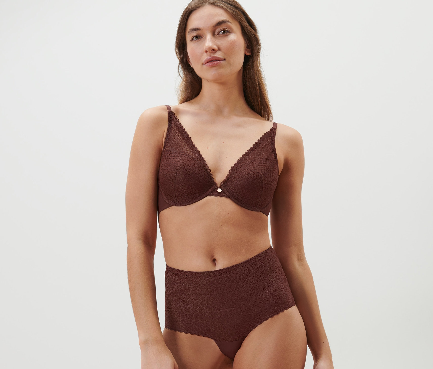 Femme posant en soutien-gorge marron et culotte taille haute marron.