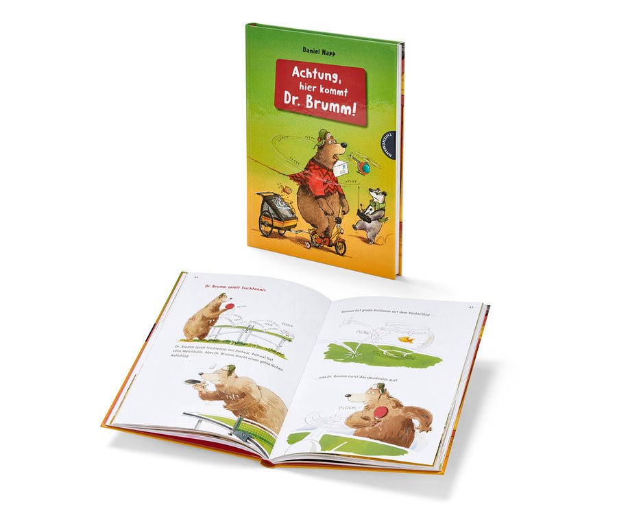 Livre ouvert avec des illustrations à côté du livre «
Achtung, hier kommt Dr. Brumm !
(en allemand)»