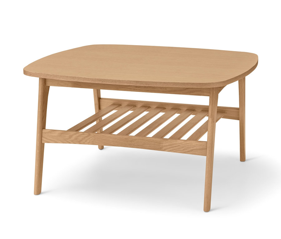 Une grande table basse en bois clair avec une étagère à lattes.
