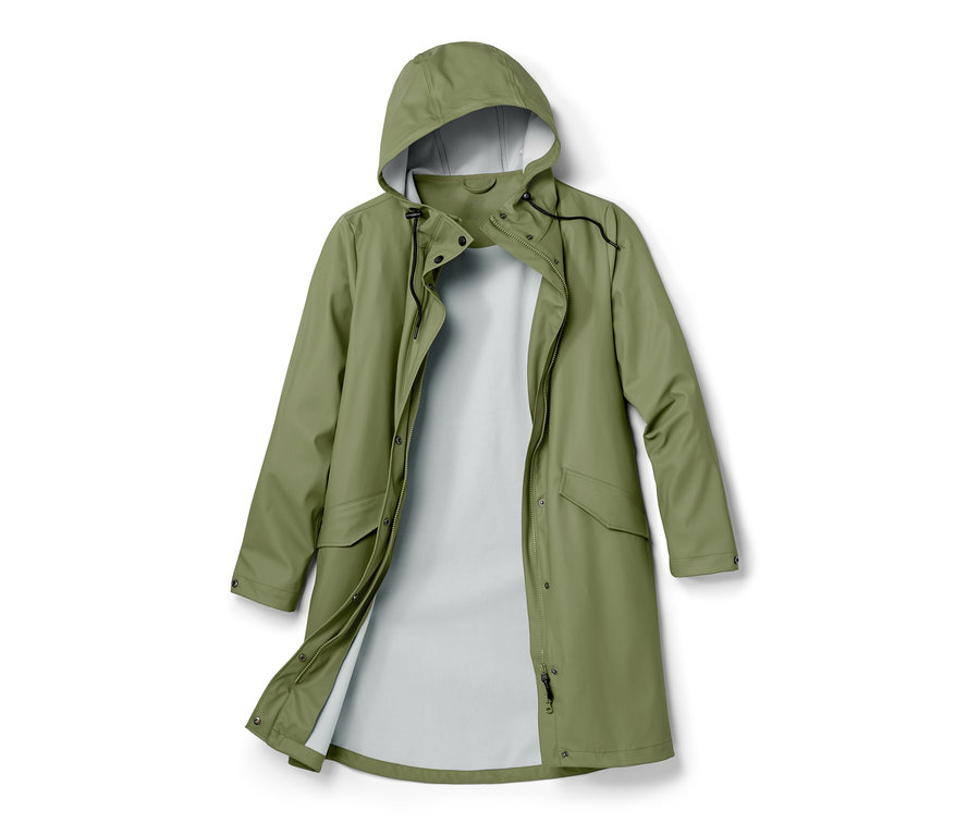 Un parka de pluie vert « ciré » ouvert reposant sur un fond blanc.