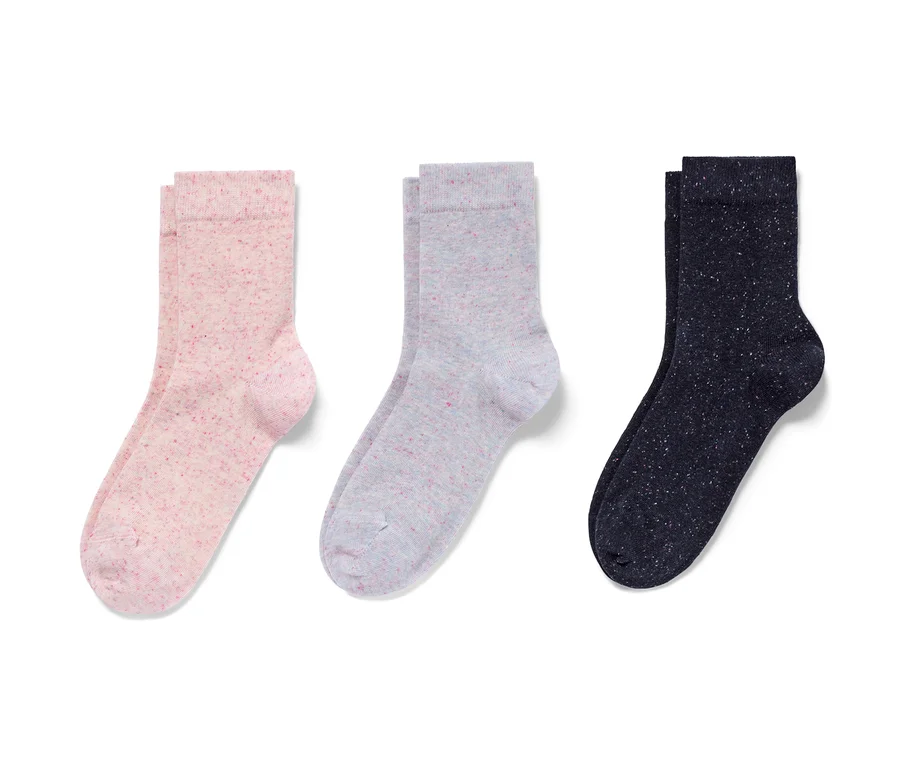 Trois paires de chaussettes avec fil à effet sur fond blanc.