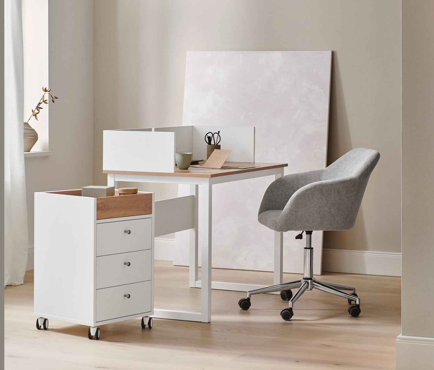 Une chaise de bureau beige est placée à côté d'un bureau secrétaire et d'un caisson à roulettes avec tiroirs. Une armoire de bureau ouverte est visible en arrière-plan.