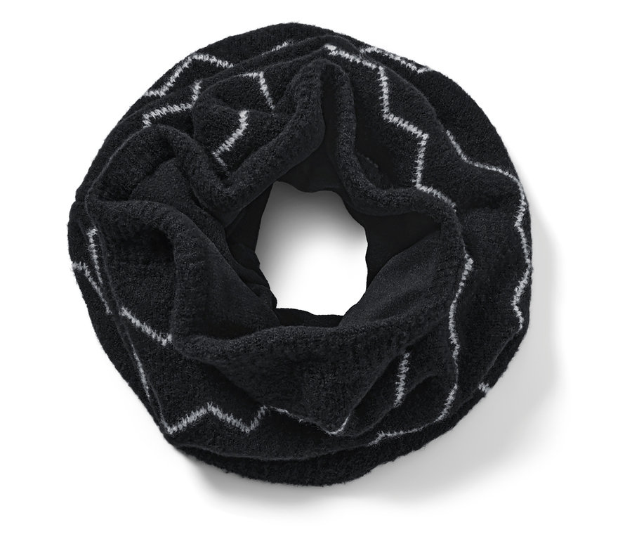 Gros plan d'une écharpe tube en maille noire à motif zigzag.