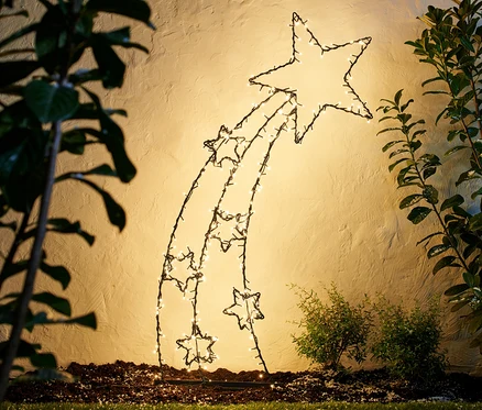 Deux étoiles filantes LED dans un jardin.
