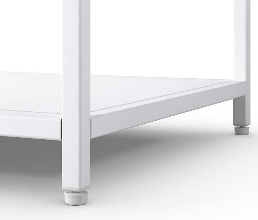 Gros plan d'une étagère métallique blanche avec des consoles en métal.