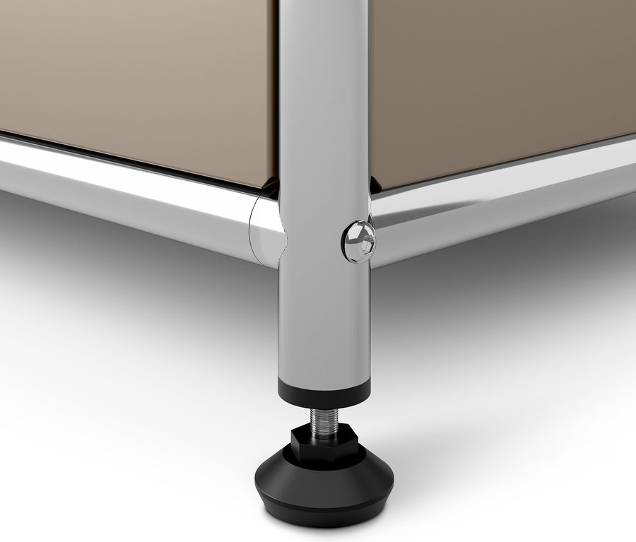 Vue détaillée d'une commode en métal taupe « CN3 » avec abattants, pied chromé avec patin noir.