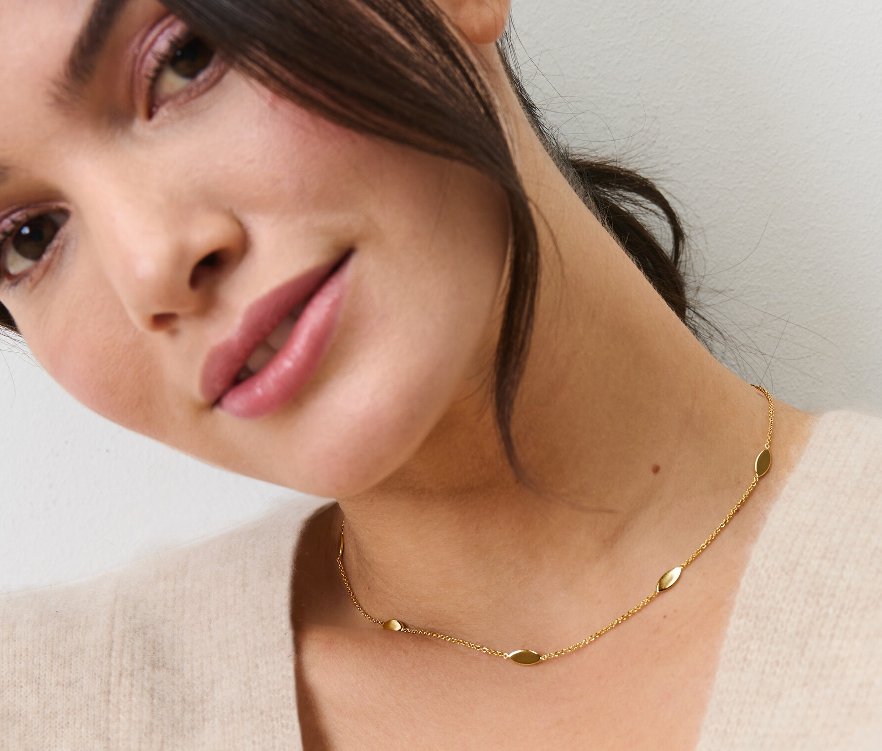 Femme portant une chaîne à navettes.