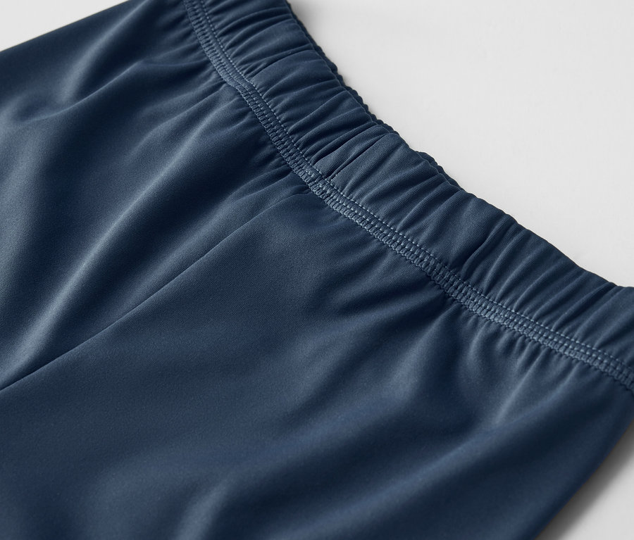 Gros plan sur un maillot de bain de natation pour enfant avec indice de protection UV 80, doté d'une taille élastique.