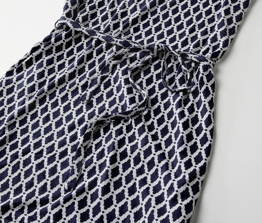 Détail d'une robe en jersey imprimée avec une ceinture à nouer.