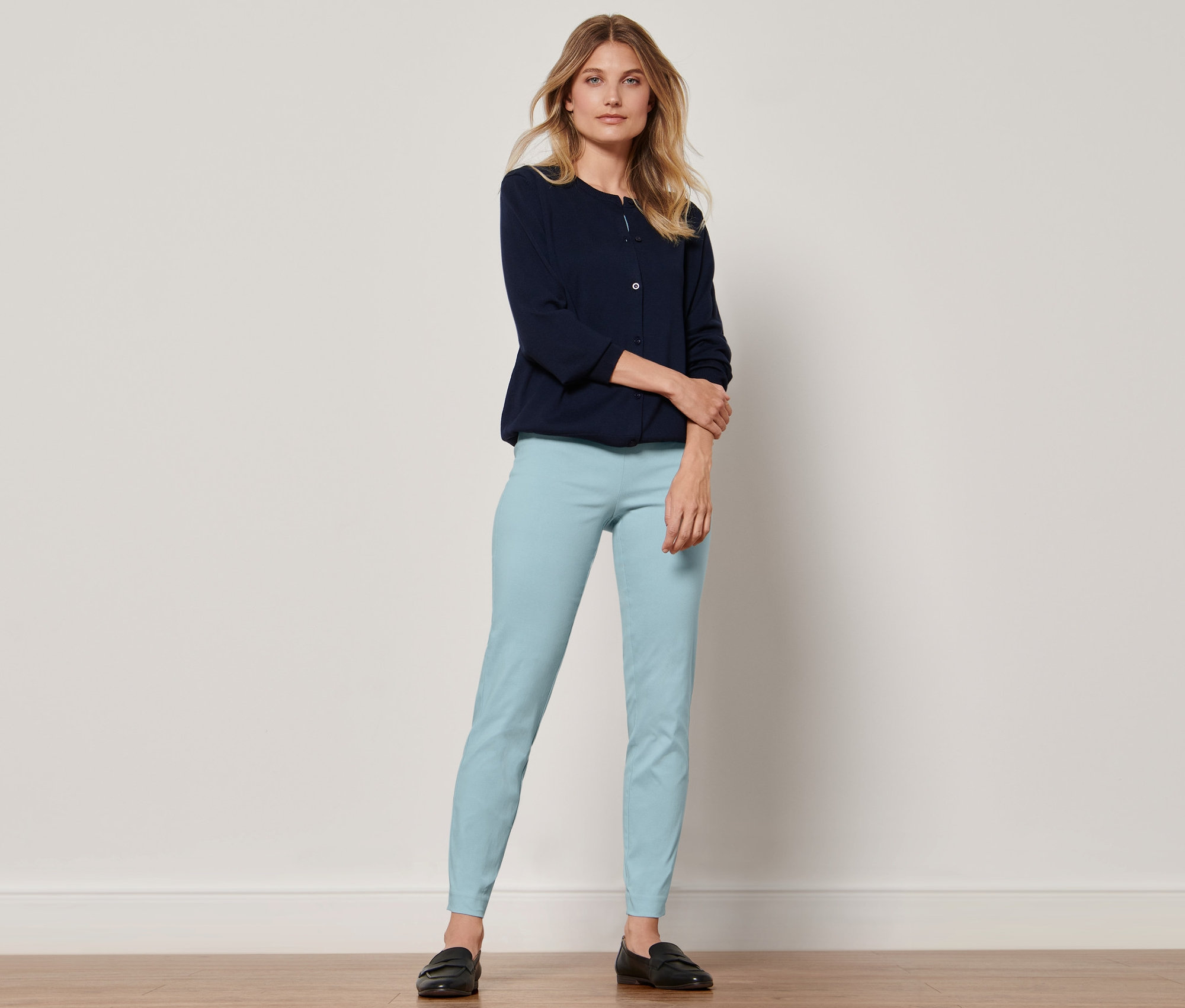Femme posant en pantalon stretch.