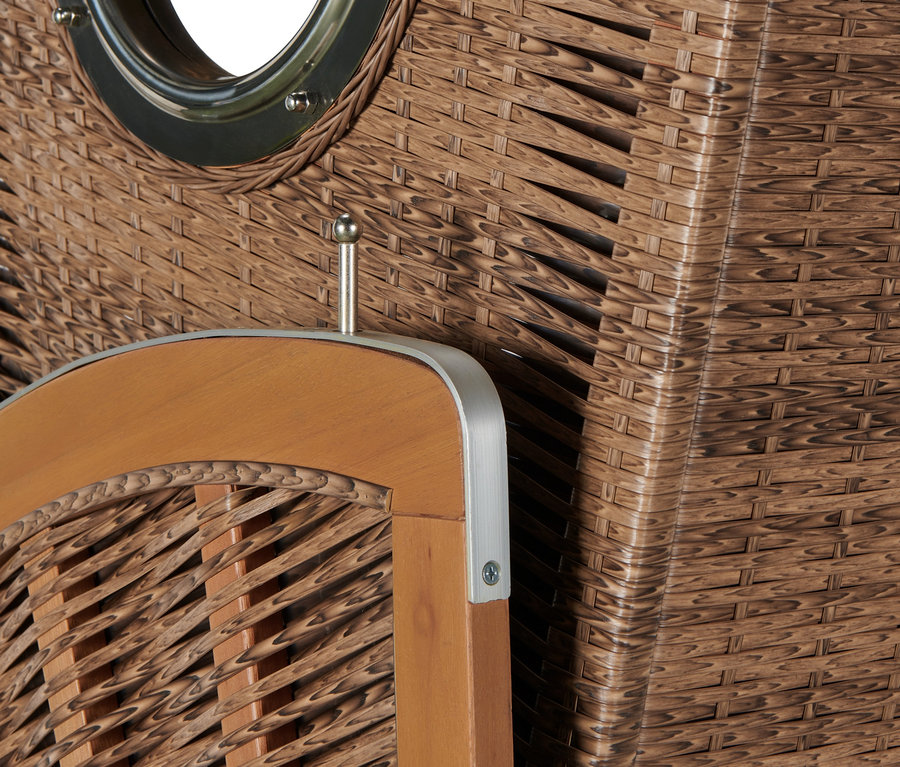 Gros plan d'une corbeille de plage premium XL avec table rabattable, présentant un design en rotin et des détails en bois.