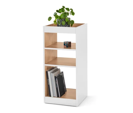 Étagère blanche avec roulettes dissimulées comportant trois étagères. Sur l'étagère supérieure se trouvent une plante en pot, un cube au milieu et des livres en bas.