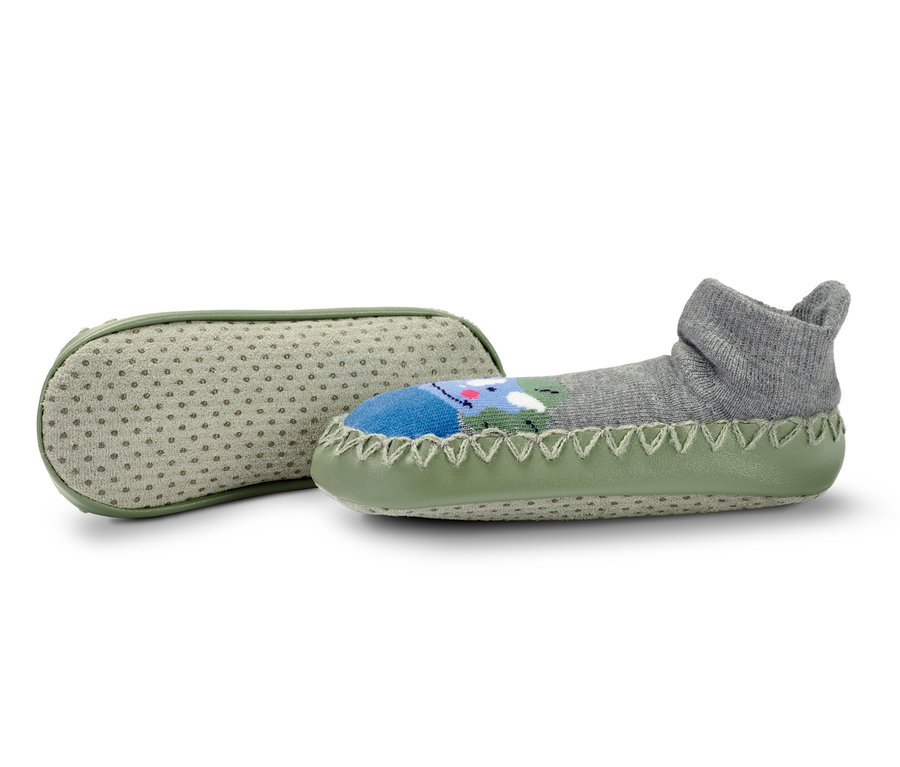 Deux paires de chaussons-chaussettes pour enfant : une paire grise avec un motif de dinosaure et une paire avec une semelle vert clair.