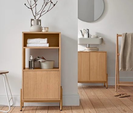 Armoire de salle de bain avec placage bois, meuble sous vasque et sèche-serviettes en bois massif dans une salle de bain.