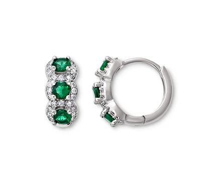 Deux créoles en argent 925 avec des pierres vertes et blanches sur fond blanc.