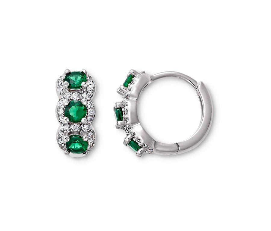 Deux créoles en argent 925 avec des pierres vertes et blanches sur fond blanc.