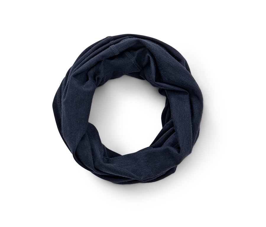 Un foulard multifonction bleu marine avec de la laine certifiée RWS posé sur un fond blanc.
