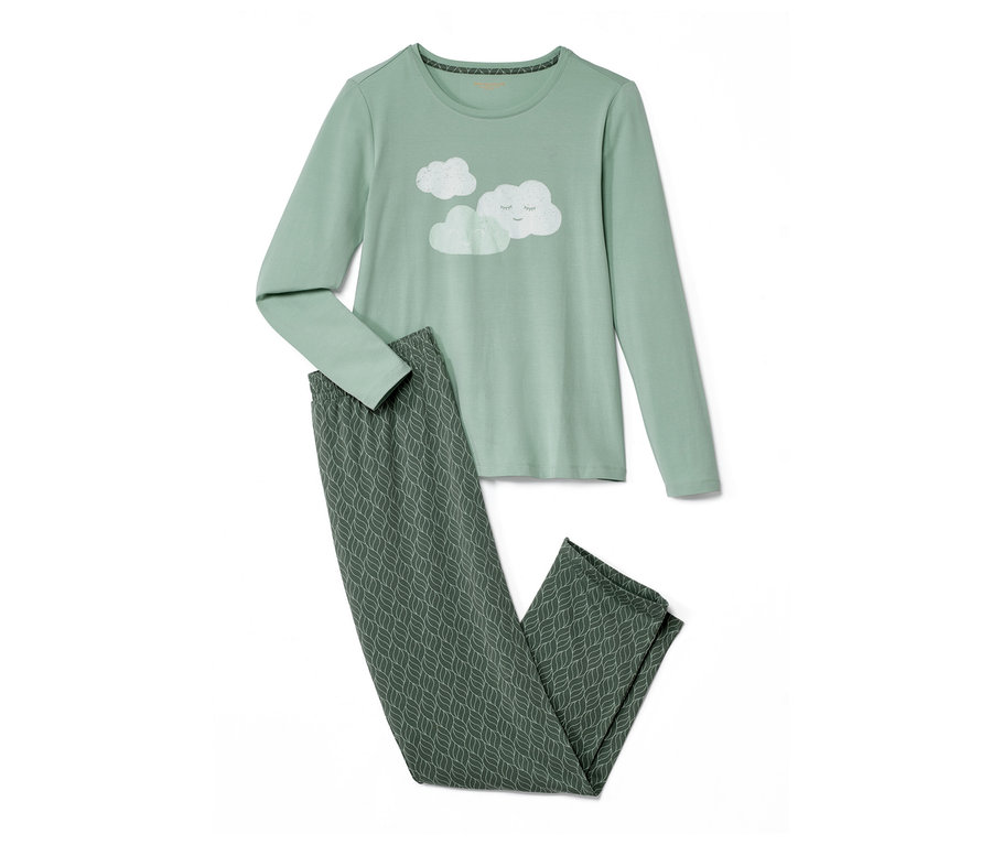 Pyjama vert à manches longues avec motif nuages et pantalon à motifs.