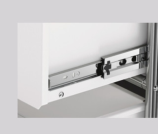 Gros plan du mécanisme d'extension en métal d'un tiroir.