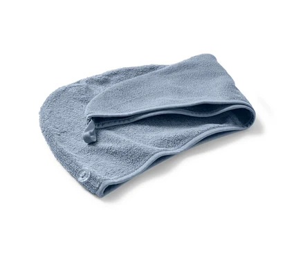 Serviette turban bleu clair sur fond blanc.