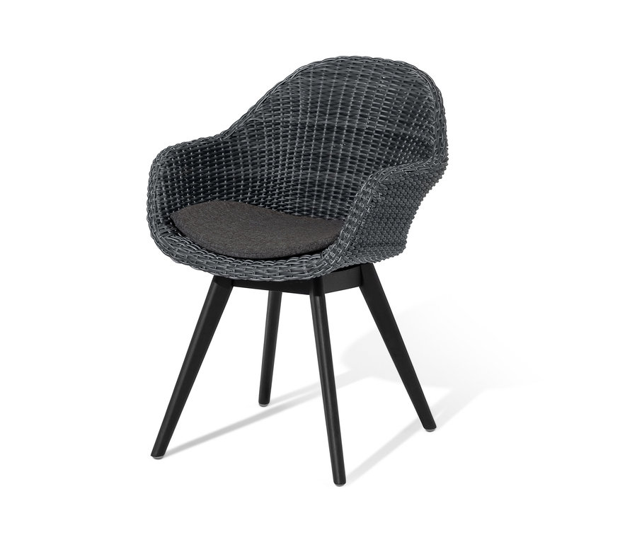 Chaise à coque grise avec tressage en polyrotin et coussin d'assise gris foncé.