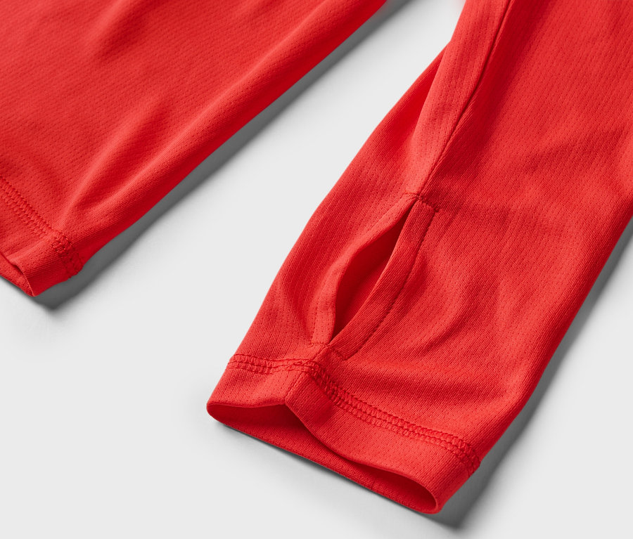 Gros plan sur un t-shirt technique rouge.