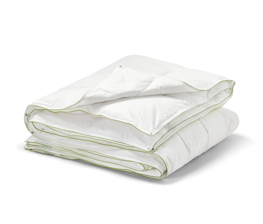 Couette en duvet 4 saisons irisette® greenline blanche pliée avec bordure verte.