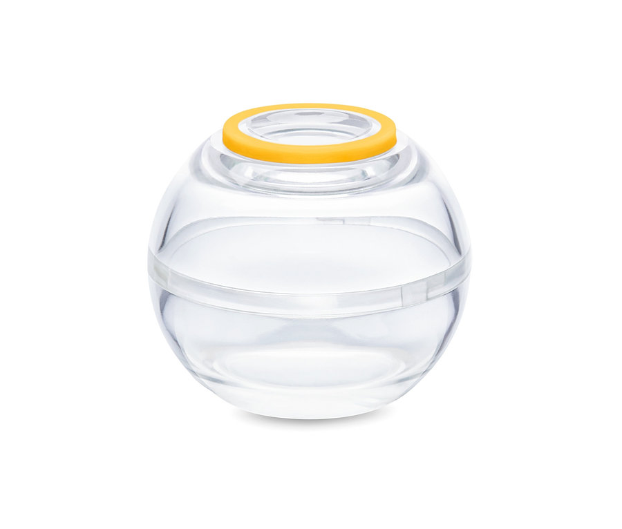 Gros plan d'une boîte fraîcheur ronde transparente avec un couvercle orange.