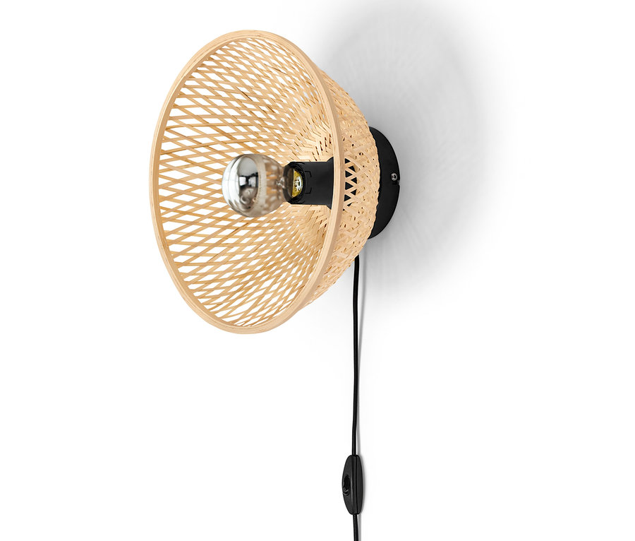 Lampe murale avec abat-jour en bambou sur un mur blanc.