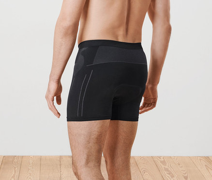 Un homme pose dos à la caméra et porte un boxer de vélo.