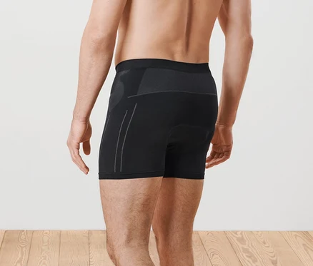 Un homme pose dos à la caméra et porte un boxer de vélo.
