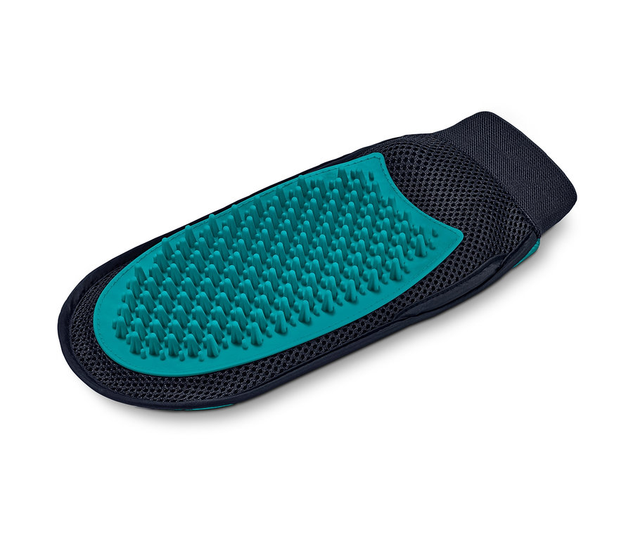 Gros plan d'un gant de soin du pelage 2 en 1 avec un côté en caoutchouc bleu-vert sur un fond blanc.