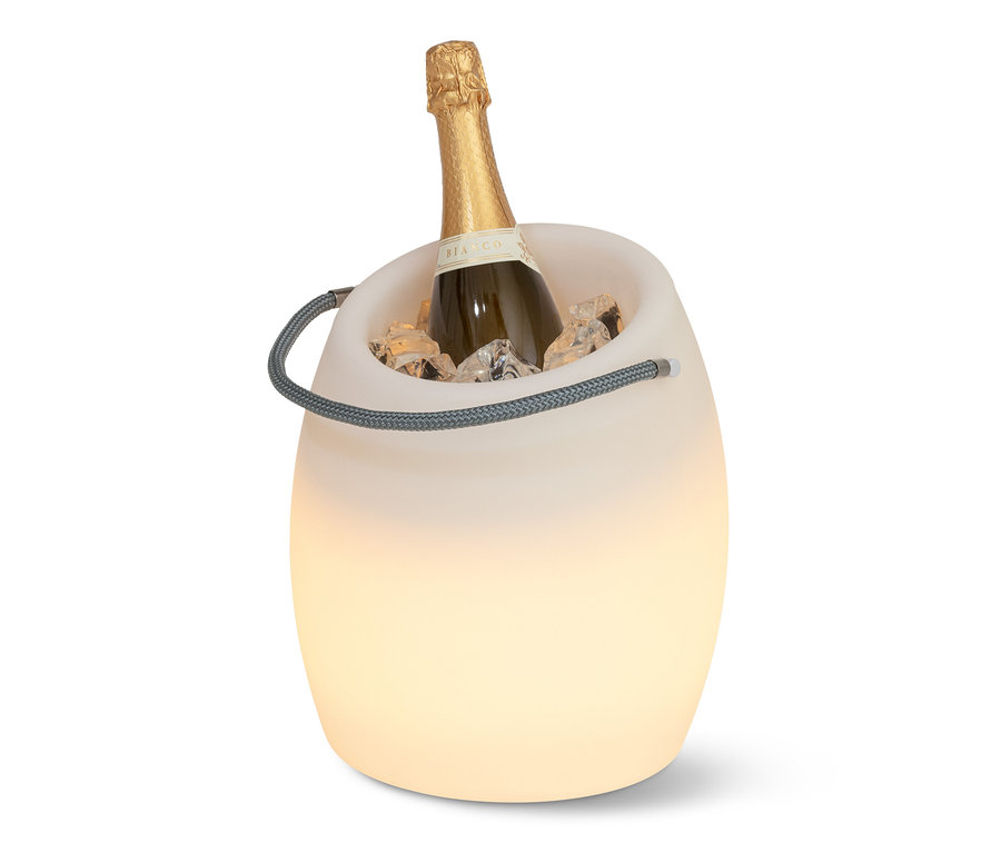 Une bouteille dans un rafraîchisseur de bouteilles à LED avec de la glace.