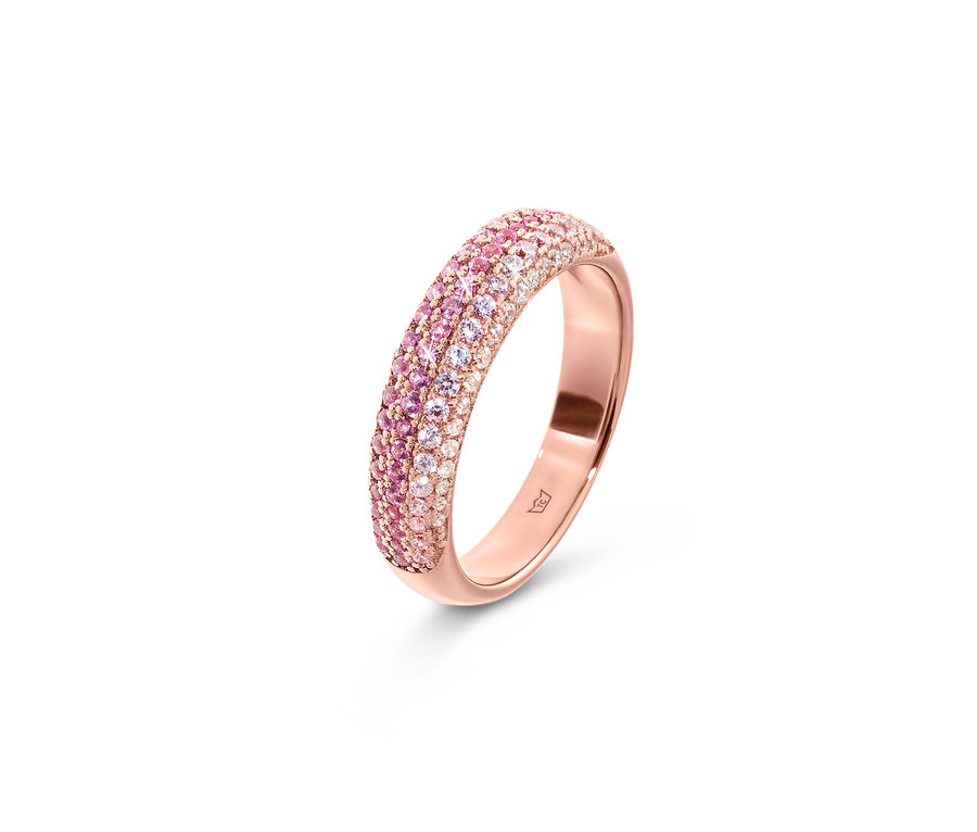 Gros plan d'une bague en argent 925 avec un pavé rose.
