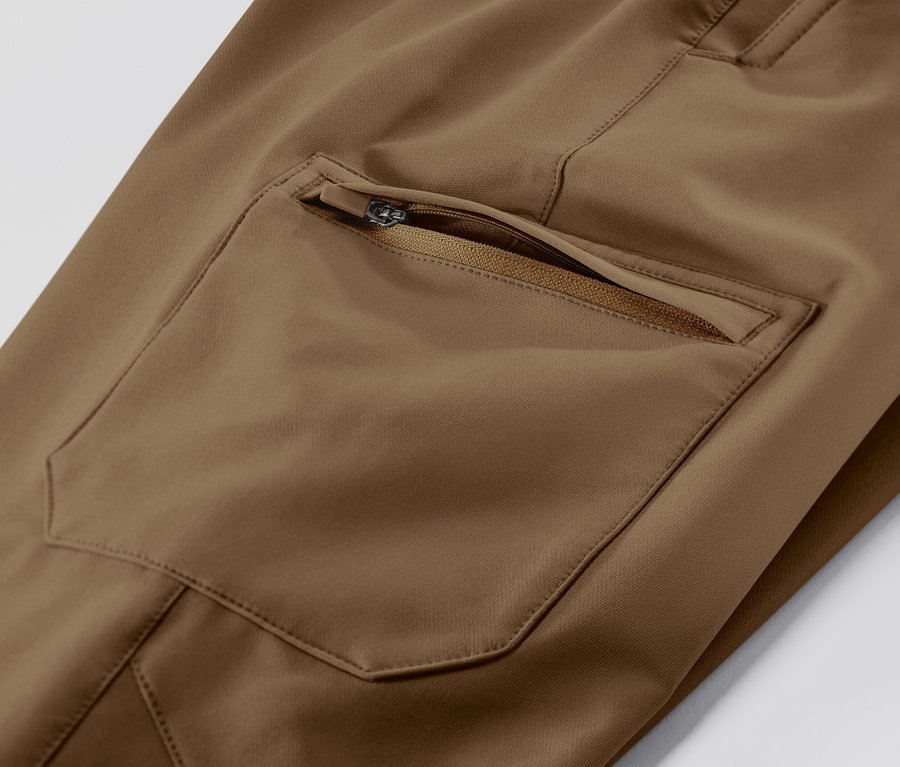 Gros plan sur un pantalon cargo en softshell beige.