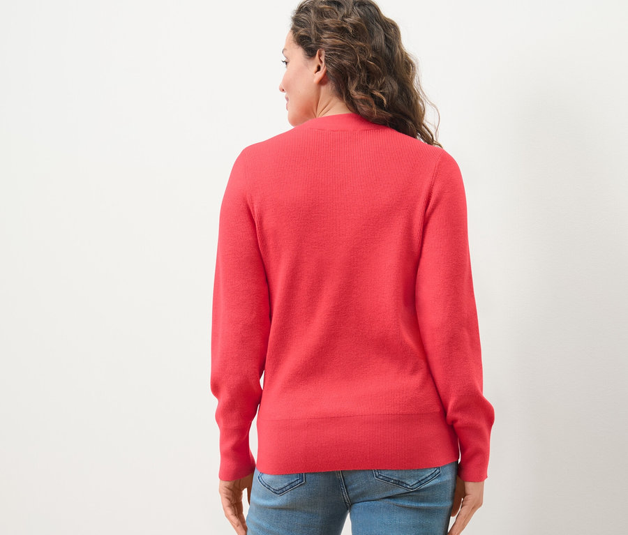 Femme portant un pull en maille fine.