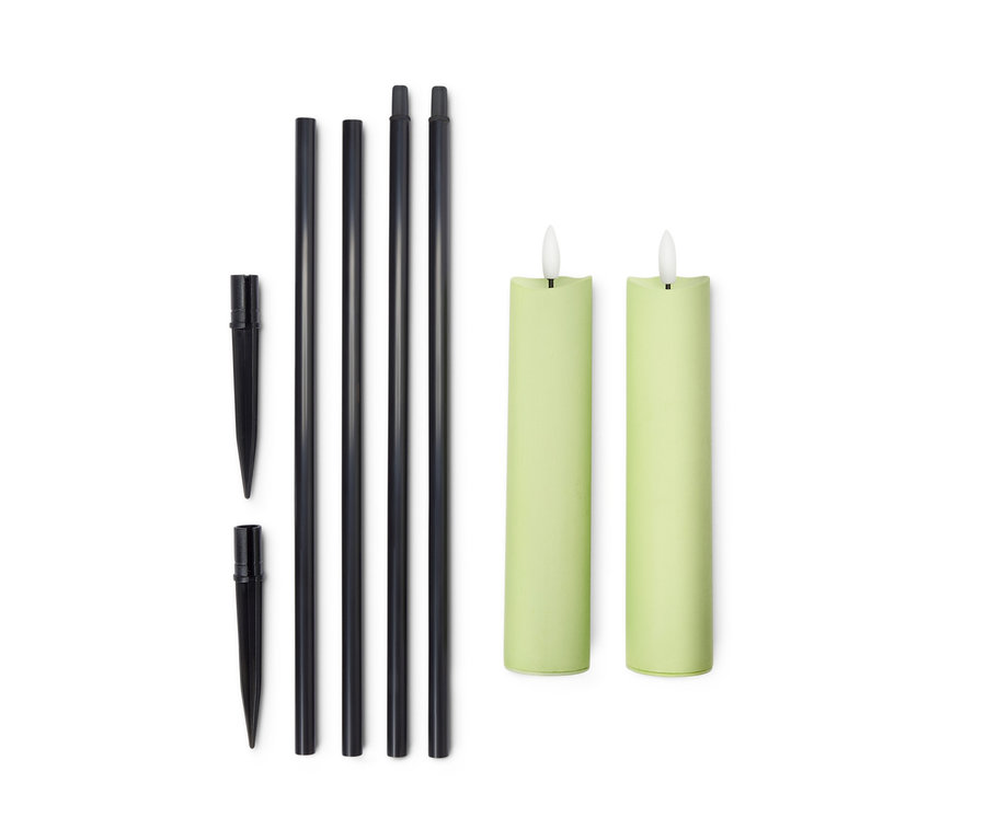 Deux torches de jardin à LED avec deux bâtons noirs et des pointes sur fond blanc.