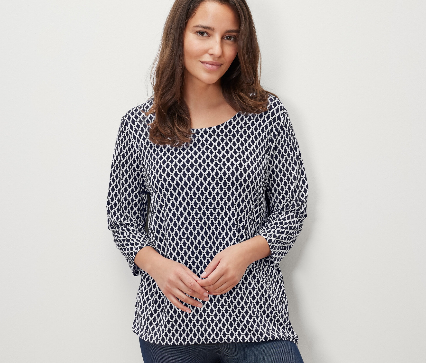 Femme portant une blouse imprimée.