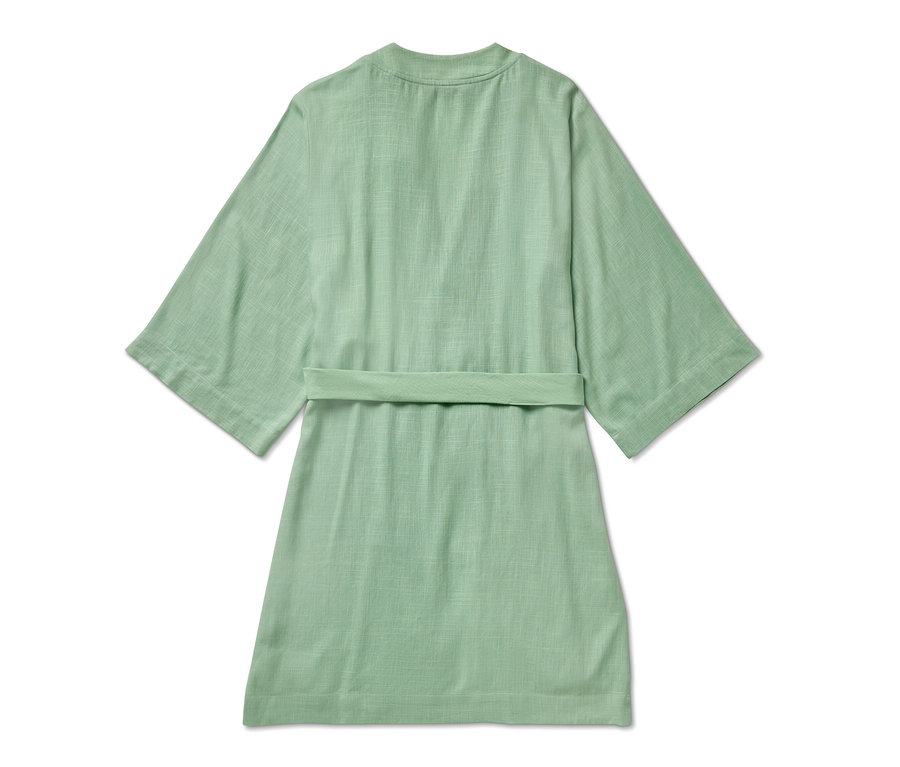 Robe de chambre verte avec ceinture.
