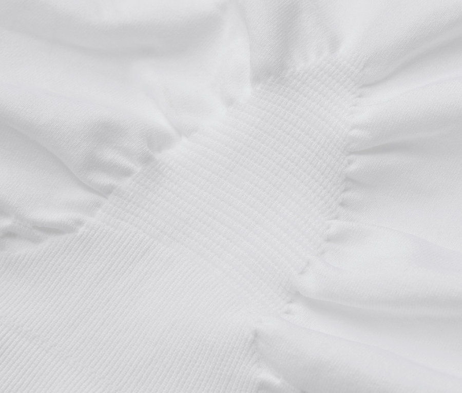 Gros plan d'un tissu blanc texturé.