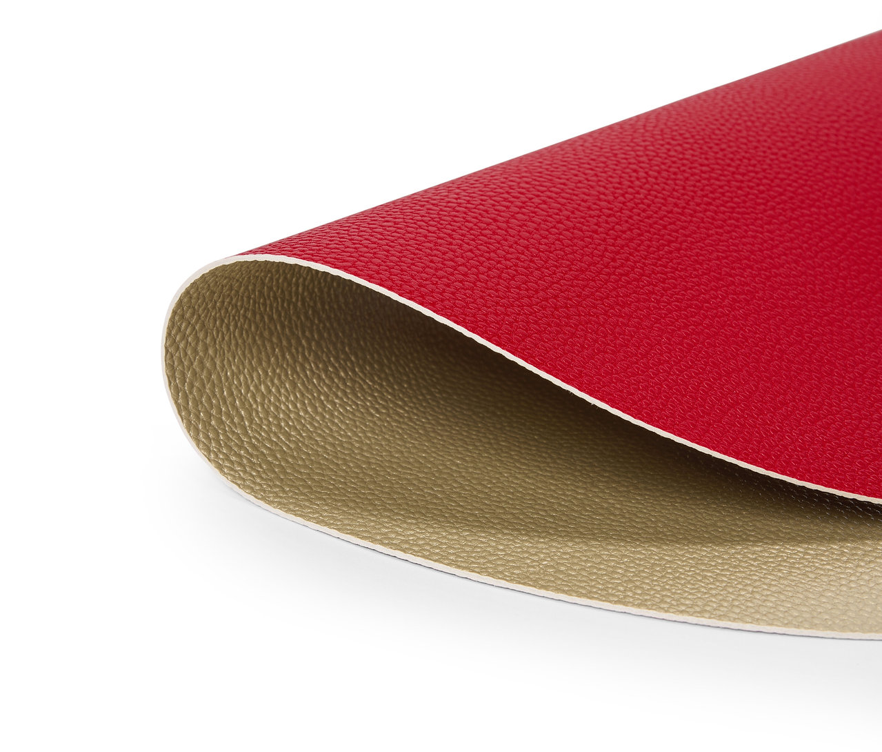 Gros plan de cuir synthétique rouge avec un dessous beige.