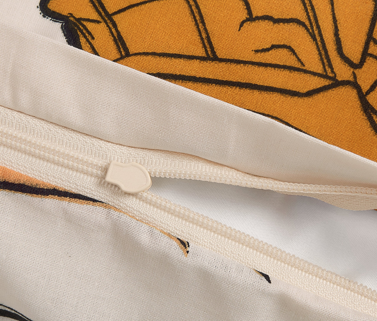 Gros plan sur la fermeture éclair d'une housse de couette à motif de dessin animé.