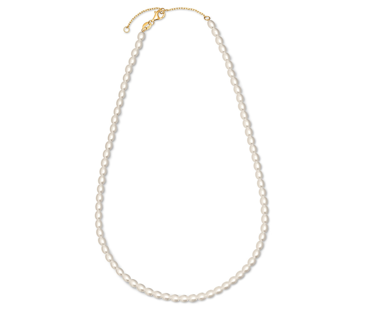 Collier de perles avec fermoir doré en détail.