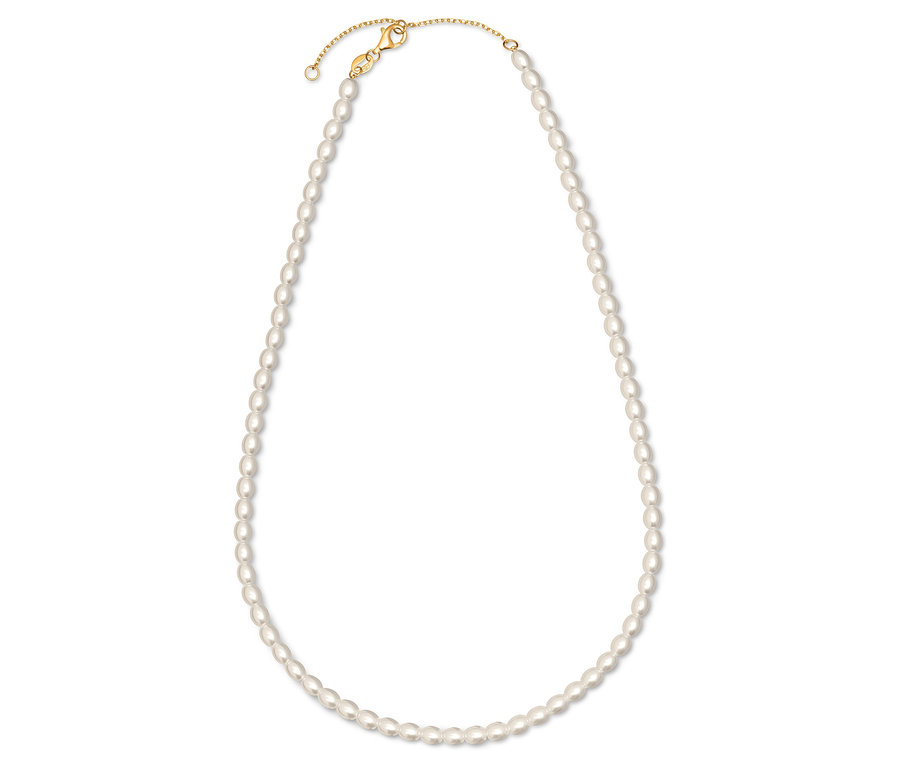 Collier de perles avec fermoir doré en détail.