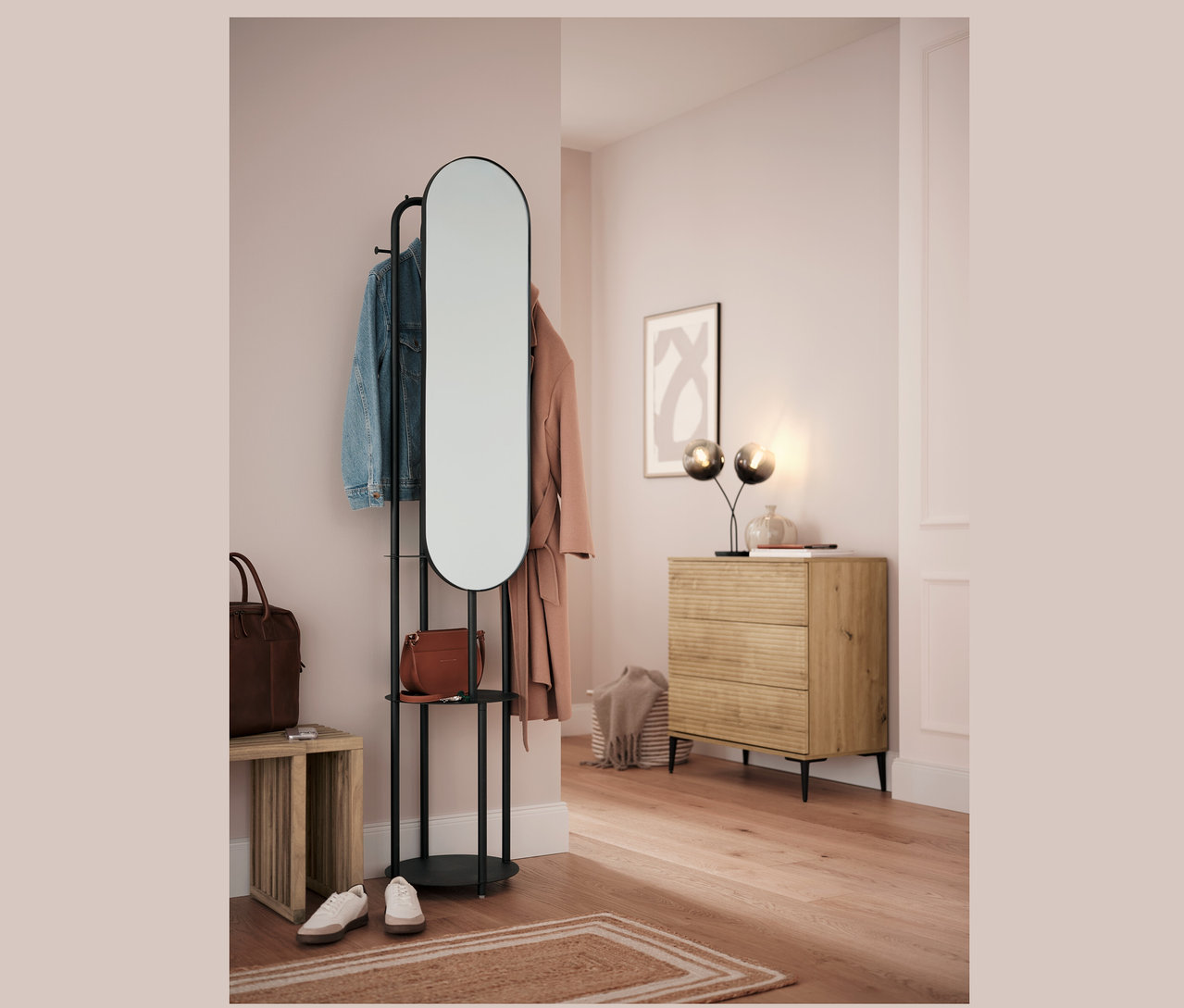 Hall d'entrée avec banc à rallonge, miroir et commode.