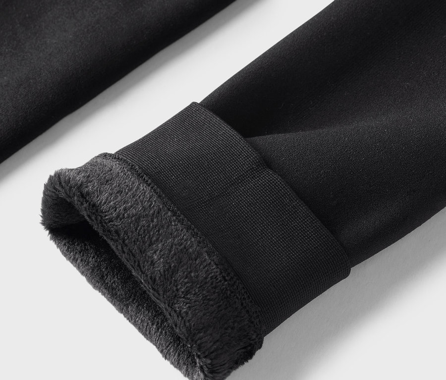 Gros plan sur un legging noir avec une doublure en polaire à l'ourlet.