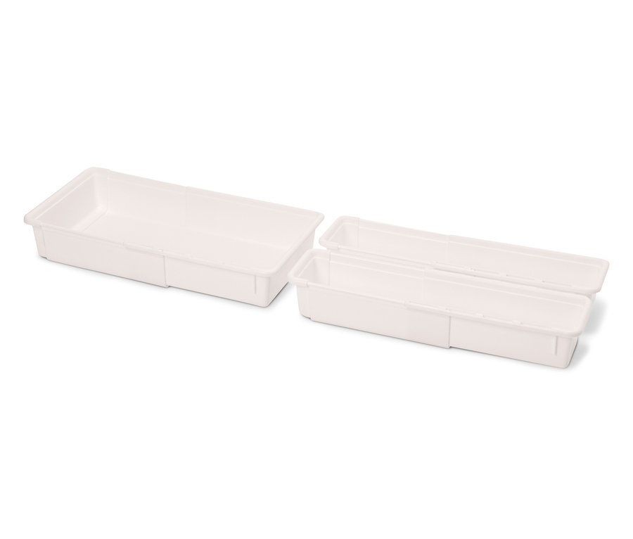Deux plateaux en plastique blanc sur fond blanc.