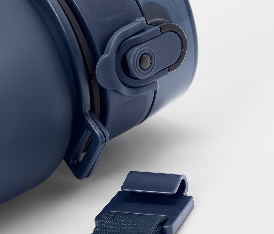 Gros plan d'une bouteille bleue avec une sangle sur fond blanc.