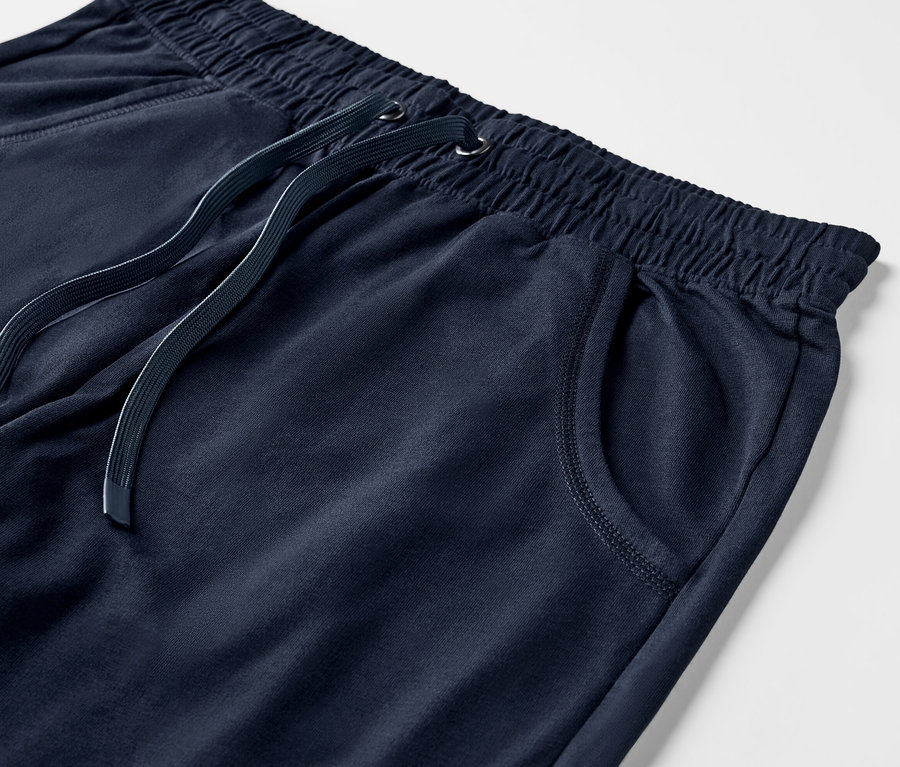Vue détaillée d'un pantalon de survêtement 3/4 bleu foncé avec une taille élastique et un cordon de serrage.